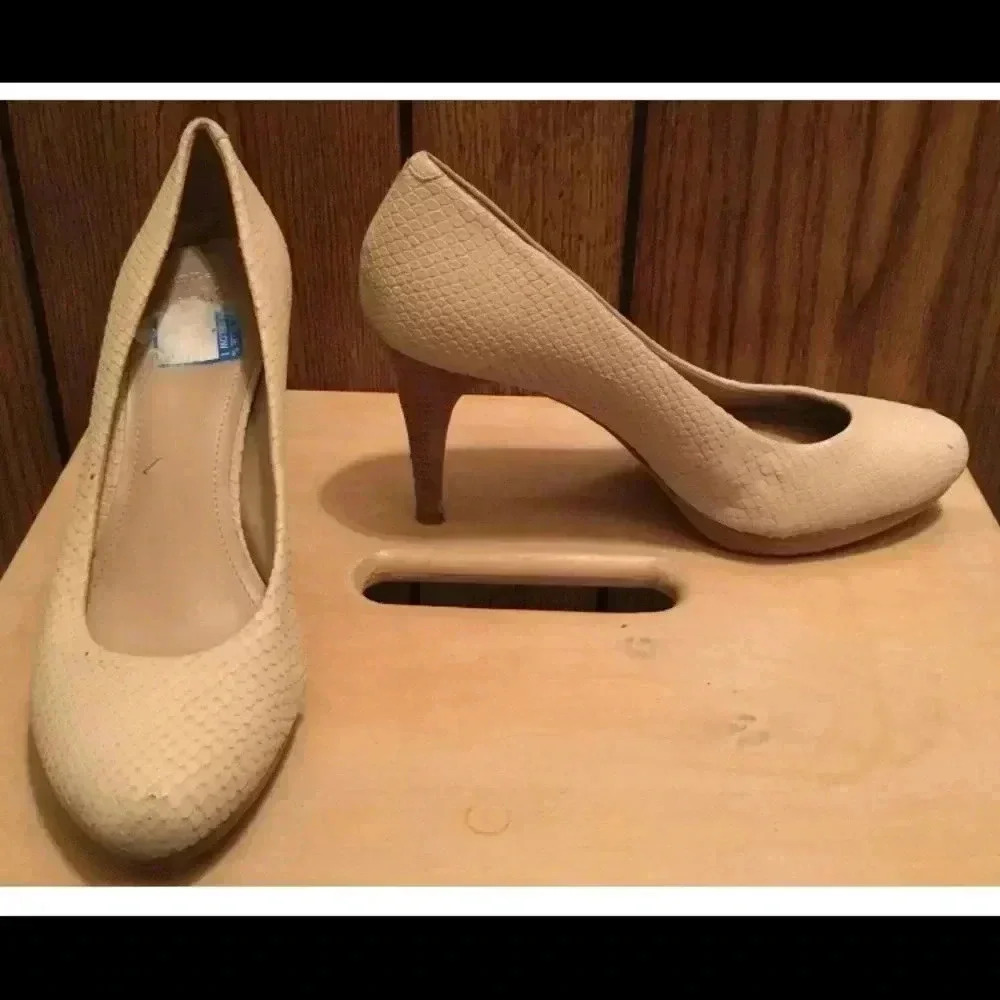 VINCE CAMUTO Ivory textured high heel platform shoe sz 9 pumps leather Zella
